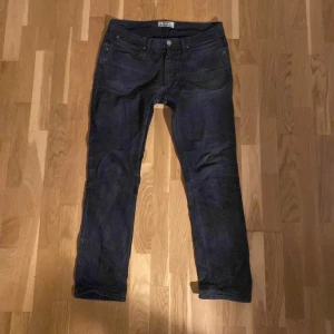 ACNE jeans Max Cash 33/32 - Säljer ett par svarta jeans från Max Cash i storlek 33/32. Jeansen har klassisk femficksdesign, raka ben och normal passform. Materialet är bomull med lite elastan för stretch. Perfekta till vardags med en enkel t-shirt eller hoodie. Ifall mer frågor skriv gärna! Mvh