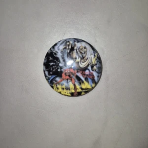 Iron Maiden pin! - En riktigt cool Iron Maiden pin! Knappt använd. Med motivet av Eddie The Head på albumet Number of the beast. Nyskick, passar perfekt på västen eller jackan! 😎🌟 Skriv för frågor eller kika gärna in min shop för fler Iron Maiden pins samt annan rockig merch gör billiga priser!
