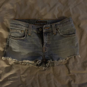 Lågmidjade ljusblå jeansshorts - Super snygga jeansshorts från Nudie, säljer då dom är för små. Nypris runt 1200kr