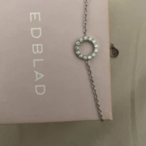 Gulligt Edblad armband - Helt nytt knappt använt armband från Edblad, väldigt enkel design men jätte fint!