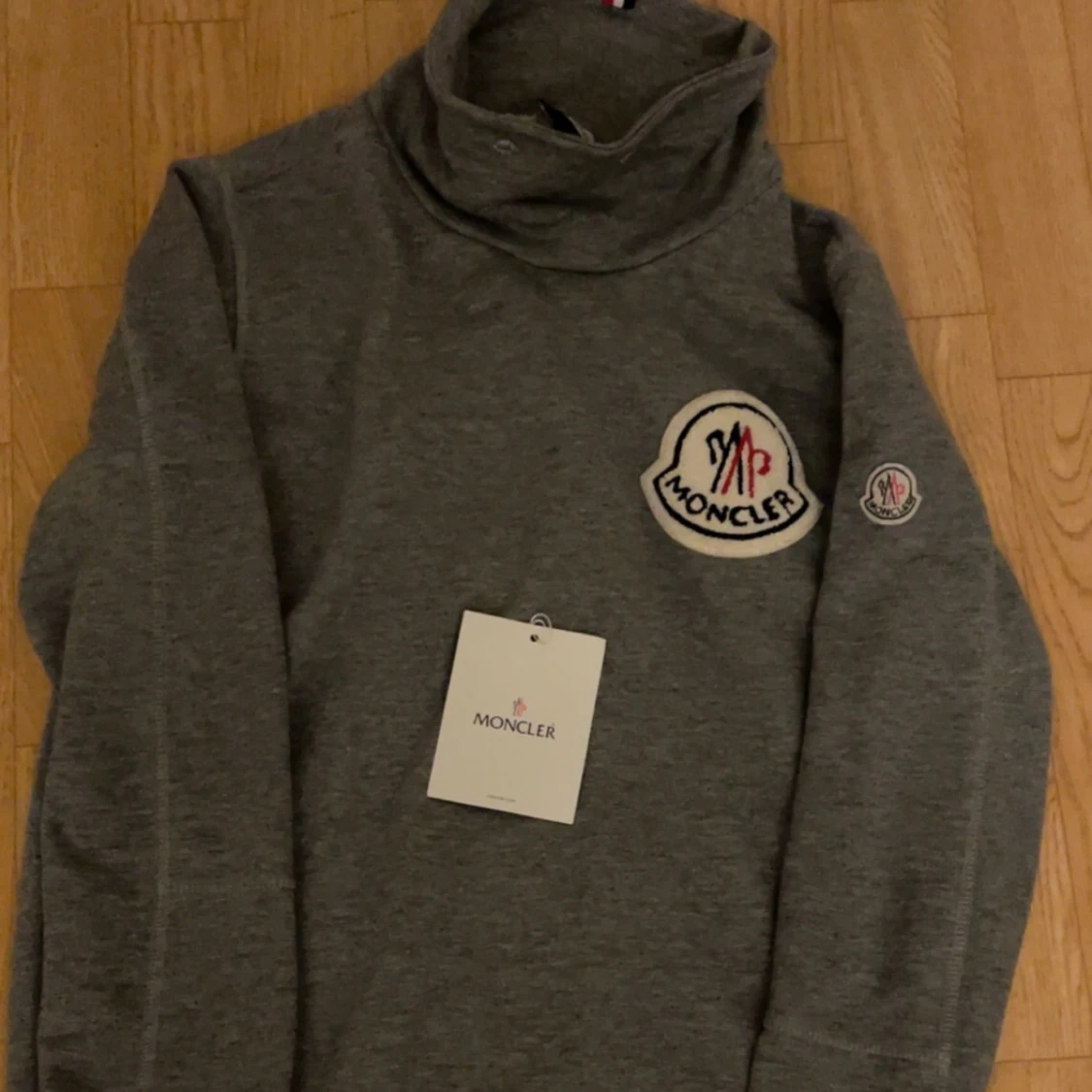 Grå polotröja från Moncler - 2