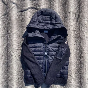 Moncler cardigan - En fin marinblå moncler cardigan perfekt för våren! Använd max 3 gånger då jag redan har en svart och vill sälja denna för en ny vår jacka. Nfc och Qr kod fungerar fint, slå en pling för mer information👍🏽( tog nya bilder, bytte från förra. Samma jacka!)