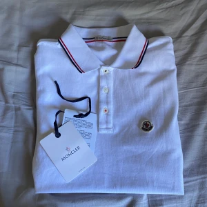 Moncler Pike - Fräsch Piké som passar perfekt till sommar dagar☀️Storlek S, inga defekter eller fläckar✅ Plagget är äkta💎, om ni har frågor så är det bara skriva💬