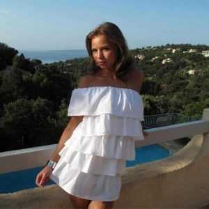 Vit offshoulder volangklänning - Säljer min fina oanvända klänning med lapp kvar från ANIELLE. Tänkte ha den som skolavslutningsklänning men funderar på att köpa en ny. Den är i storlek xs regular. Köpte för 1450kr och kan tänka mig att gå ner i pris vid snabb affär. Hör av er!