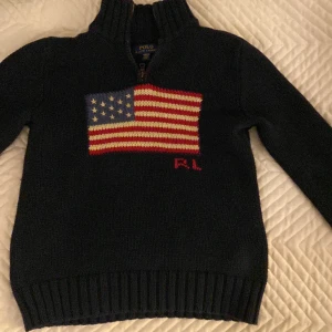 Ralph Lauren, Stickad tröja. - Hej. Jag säljer min stickad Ralph Lauren tröja, den är liten för mig och kommer aldrig till andvändnig💕. Köpte den för 1 244 kr och säljer för 450. Storlek 150/76 men passar en Xs-S