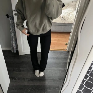 Grön sweatshirt från Nelly  - Grön sweatshirt från Nelly nästan som ny då den inte kommer till användning då den är lite förstår för mig. Tröjan är i storlek M🤗