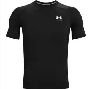 Svart compression shirt från Under Armour - Säljer en svart tight t-shirt från Under Armour med korta ärmar och diskret logga på bröstet. Perfekt för träning eller sport. Materialet är syntet och sitter skönt mot kroppen.