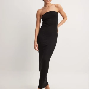 Svart axelbandslös långklänning nakd - Säljer en stilren svart axelbandslös långklänning med tight passform. Storlek S från nakd 🩷