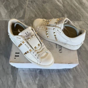 Valentino skor  - Valentino Rockstud - Skick: Använda fåtal gånger - Tillbehör: Kvittot och orginal boxen i bild - Nypris: 6000kr - TrendWardrobe