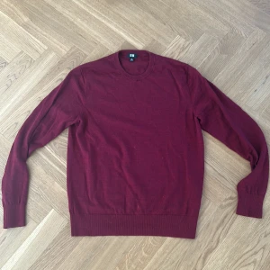 Vinröd tröja från Uniqlo - Säljer en vinröd långärmad tröja från Uniqlo i 100 Merino ull. Inga fel på tröjan och är i bra skick. Den är lite mindre i storleken och passar mer som S/M