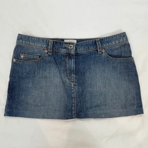 Lågmidjad vintage jeanskjol - Midja 40x2 cm (parallella midjor), höjd fram 27 cm o bak 29 cm❤️ Inga uppenbara defekter men sytt upp den på symaskin då jag ville ha den kortare