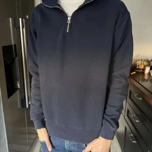 Halfzip tröja - Säljer en stilren mörkblå tröja från Zara med halv dragkedja i halsen. Tröjan har lång ärm och ribbade muddar. Perfekt för lager-på-lager och passar till jeans eller chinos.