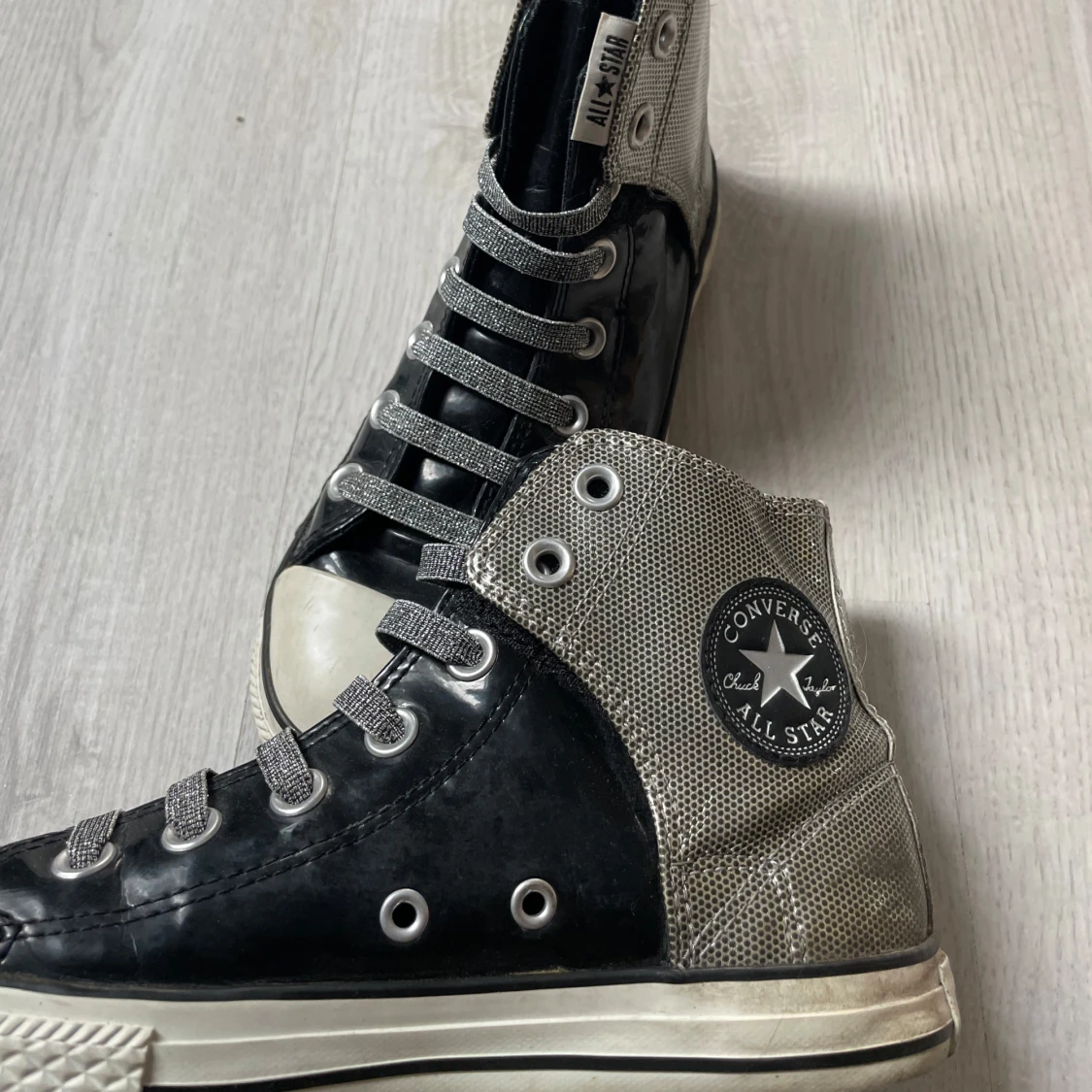 Svarta och silvriga Converse All Star