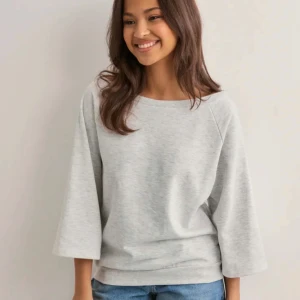 Ljusgrå sweatshirt med trekvartsärm - Säljer denna ljusgrå tröjan från Nelly som är slutsåld i nästan alla storlekar. Den är i storlek M men passar mig som vanligtvis har S. Endast använd en gång. Köparen står för frakten.