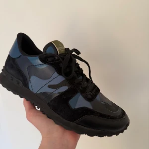 Valentino rockrunners  - Säljer nu ett par riktigt fräscha rockrunners i strl:43! Skorna är i väldigt fint skick och självklart äkta (kolla sista bilderna)! Hör av er vid minsta fråga eller för fler bilder! 