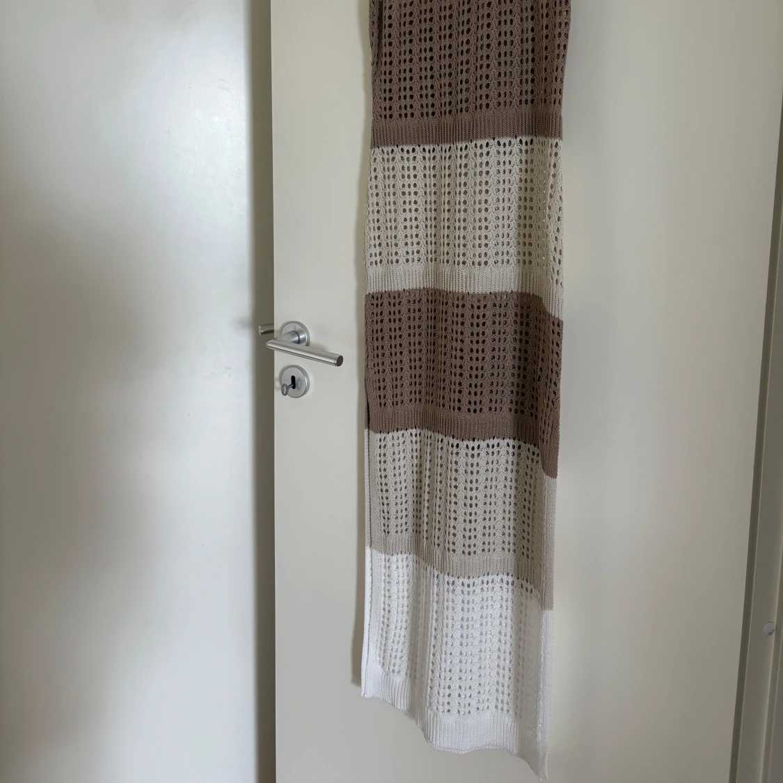 Stickad långklänning i vitt och beige - 1