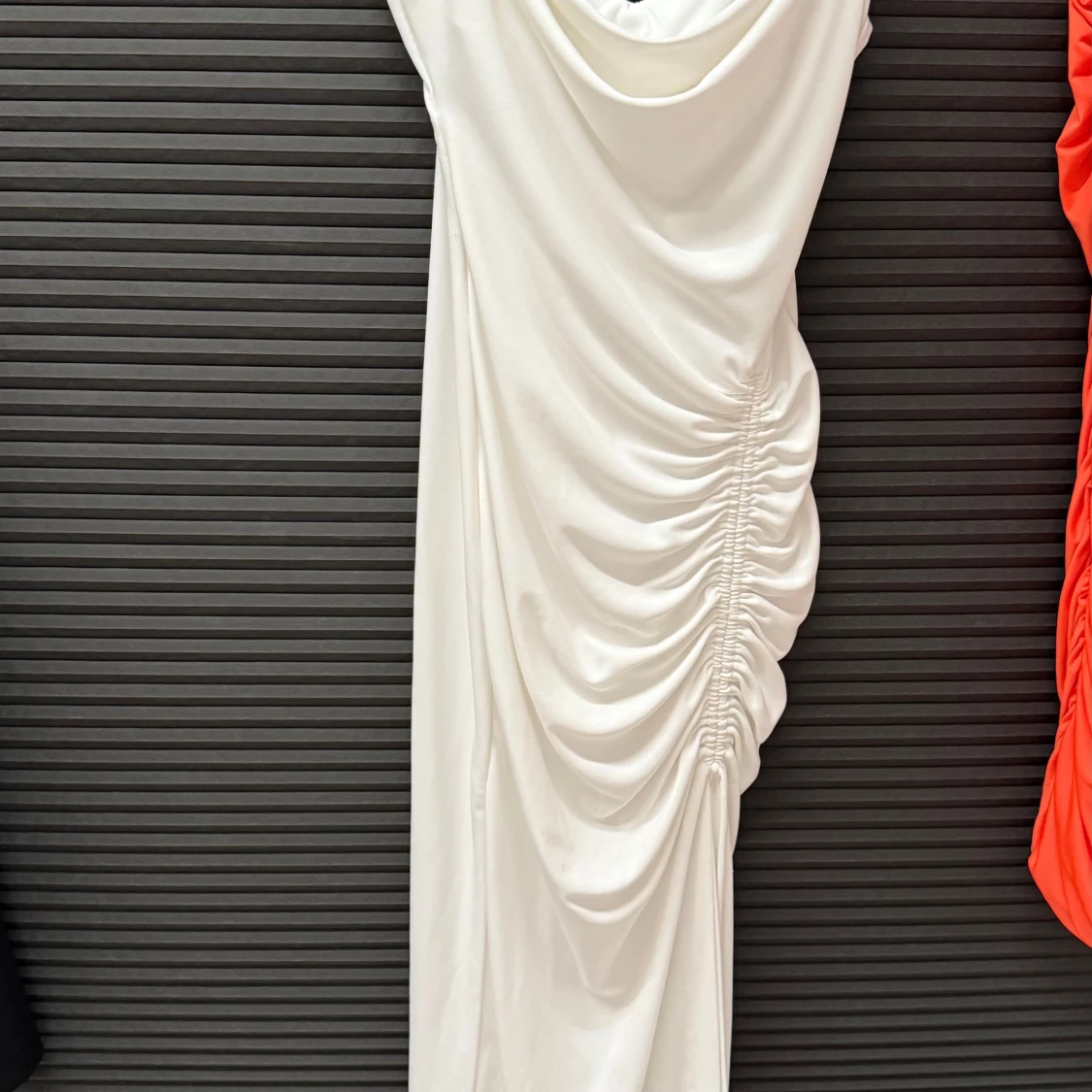 Vit långklänning med drapering och smala axelband
