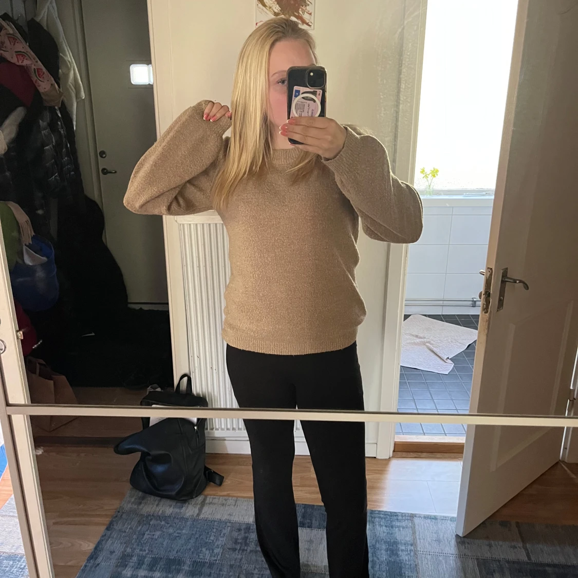 Beige stickad tröja med rund hals - 3