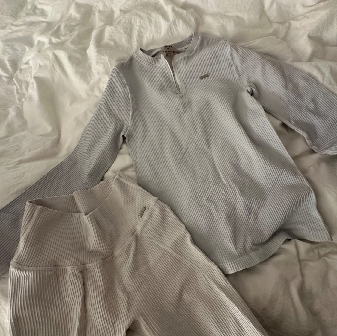 Vit ribbad långärmad tröja från Aim'n - 1