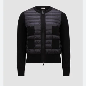 SÖKER! Moncler cardigan  - SÖKER! En svart moncler cardigan i storlek XS eller S .  Skriv jättegärna om ni har denna jacka som min vill sälja