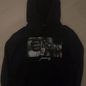 Svart ”Mister tee” hoodie  - Svart mister tee hoodie med ett tryck och text ”pray”. Nypris 500 kr