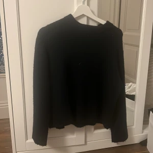 Marinblå stickad tröja från Gina Tricot - En marinblå stickad tröja i storlek 146/152 super fin och skön. Oversized passform så ganska stor i storleken jag är oftast 158/164 men den passade mig perfekt💘 