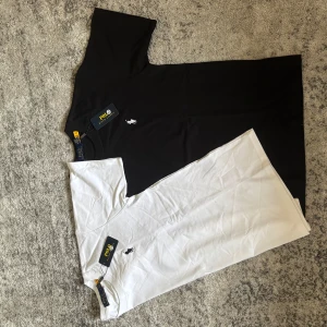 Polo Ralph Lauren paket - Ett paket med två stycken T-shirts, en svart och en vit. Passar som M och L.
