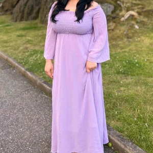 Ljuslila långklänning  - Säljer en  ljuslila långklänning.är perfekt för somriga tillfällen. Är storlek S/M passar i både storlekar