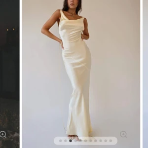 Champagnefärgad långklänning i satin - Elegant långklänning i skimrande champagnefärgad satin med draperad urringning och öppen rygg. Klänningen har smala axelband och en figurnära passform som ger en lyxig känsla. Perfekt för speciella tillfällen. Säljer då den sitter för tajt runt vissa ställen. Original pris:308 kr. De ska va S men skulle säga att de mer är XS för dem med större byst