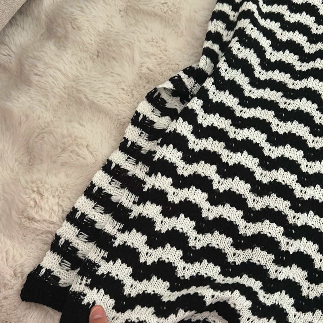 Svartvit stickad långklänning med vågmönster - 1