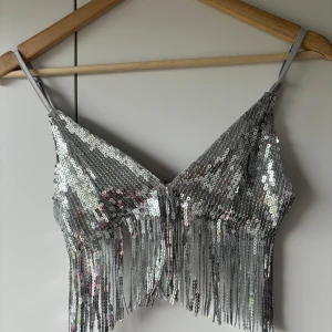 Silvrig paljettopp med fransar XS 🪩 - PERFECT CONDITION, a small washable stain look pic 3 🫶🏻