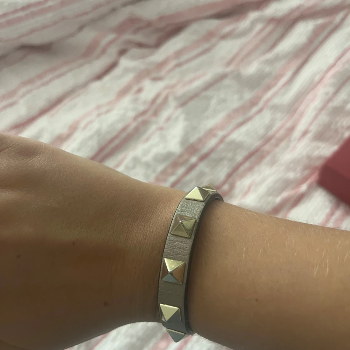 Rosa  armband med nitar från Valentino Garavani - 1