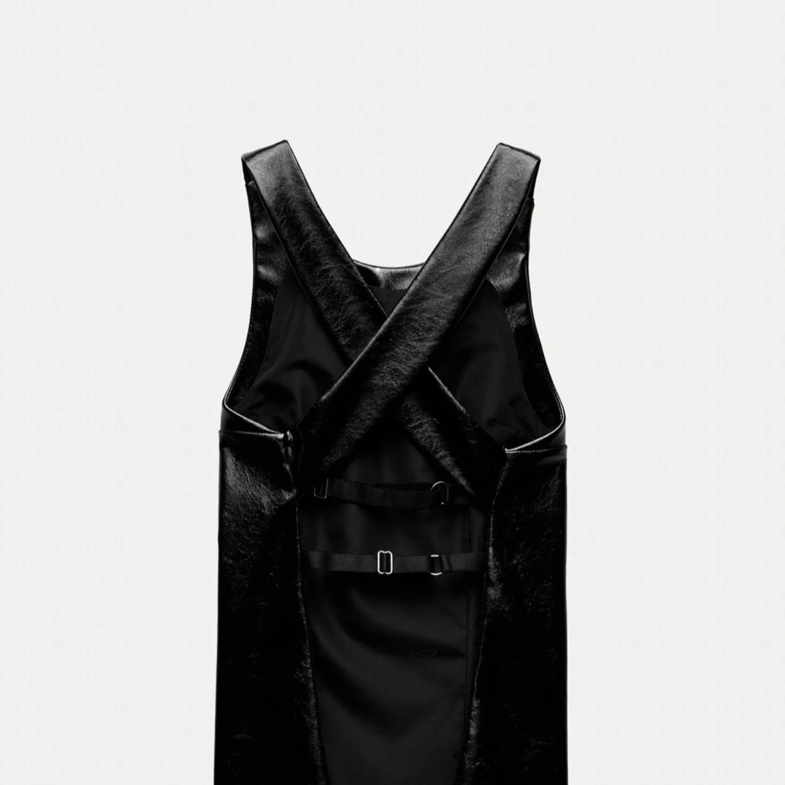 Svart zara topp i skinnimitation med korsade axelband och öppen rygg - 1