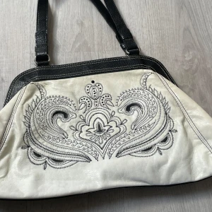 Broderad handväska - Supersöt och unik broderad hanväska💫