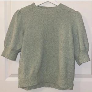 Ljusgrön stickad tröja från Vero Moda - Superfin ljusgrön stickad tröja från Vero Moda med puffärmar💚