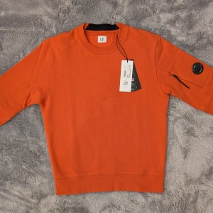 C.P Company tröja - En i princip helt ny C.P Company tröja säljes. Använd typ 1 gång, tags finns kvar och plast över linsen. Kom inte till användning så säljes därför. Självklart äkta. Köptes för runt 2000 kr.
