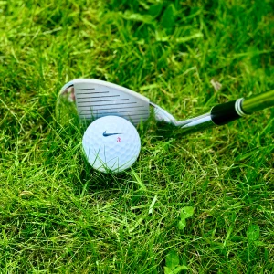 12st Nike mix A klass - Ett prisvärt 12-pack med blandade Nike-golfbollar i A-klass – lätt använda och i fint skick. Perfekt för dig som vill spela med bra bollar från ett välkänt märke till ett lägre pris!