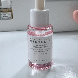 Centella Poremizing Fresh Ampoule - Centella Poremizing Fresh Ampoule från SKIN1004, 30 ml. Kommer i en genomskinlig glasflaska med pipett och har en ljusrosa, fräsch formula. Innehåller ren centella från Madagaskar och passar perfekt för att ge huden extra fukt och lyster.