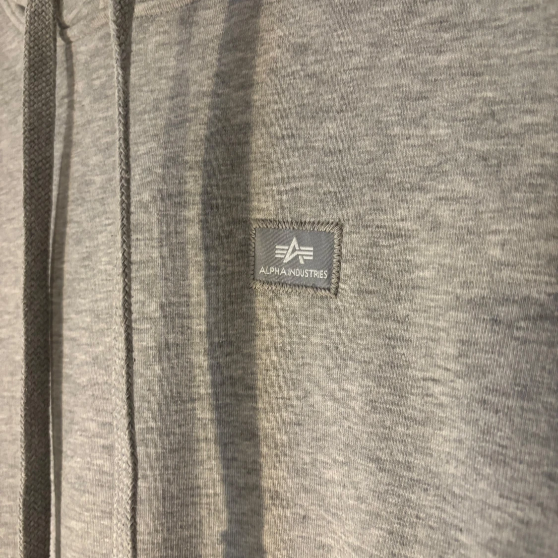 Grå hoodie från Alpha Industries - 2