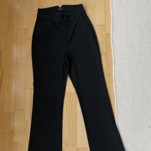 Svarta kostymbyxor från LXA, storlek S - Svarta kostymbyxor från LXA i storlek S. Byxorna har hög midja, raka ben med lätt bootcut. Använda 1 gång, de är för stora för mig 