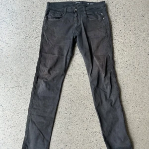 Svarta Replay jeans - Ett par svarta Replay Anbass jeans i storlek 33 som inte använts på länge. Stilrena och bekväma jeans som funkar året runt! Bara att höra av sig vid funderingar!