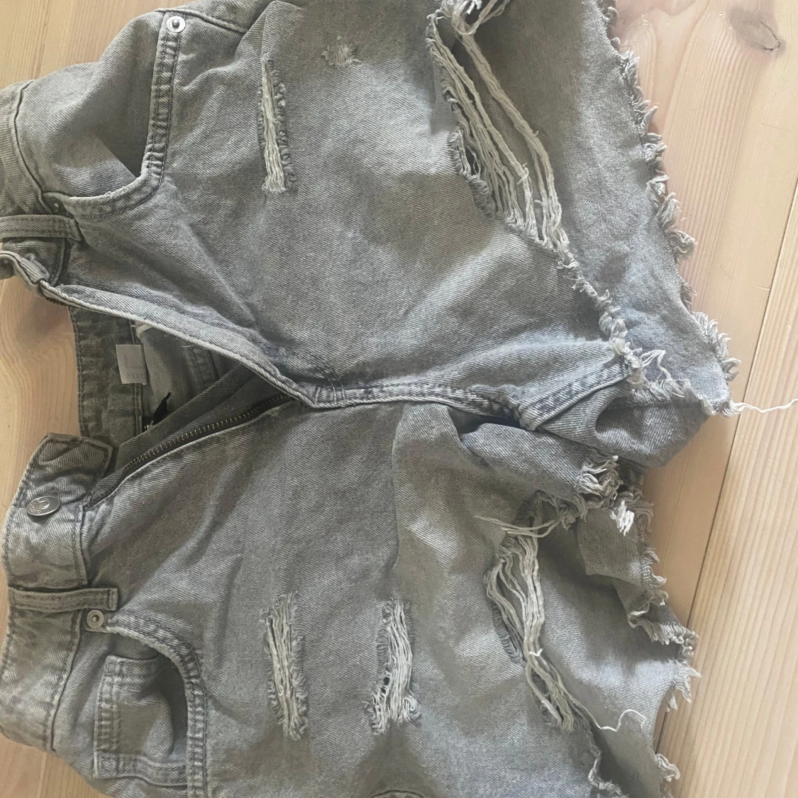 Grå slitna jeansshorts med fransar - 2