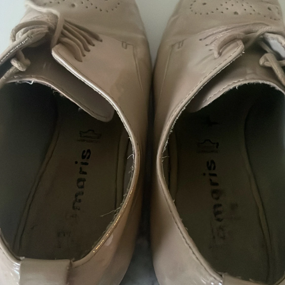 Beige lackskor från Tamaris med snörning - 3