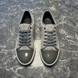 Lanvin - Säljer ett par otroligt snygga skor från det exklusiva franska märket Lanvin. Skorna är i otroligt bra skick skulle säga 9,9/10 dom är endast mycket lite smutsiga på undersidan. Nypris ligger runt 5000kronor men vi säljer våra för endast 2499 och kan gå ner i pris vid snabb affär! Skorna är i storlek UK6 vilket motsvarar ungefär 41. Skriv gärna ifall det är några funderingar, allt bästa SkoKapet