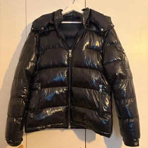 Moncler Maya  - Säljer en Moncler med ett litet hål vid fickan på sista bilden och bilderna inuti håller på att lossna men inga fel arnas