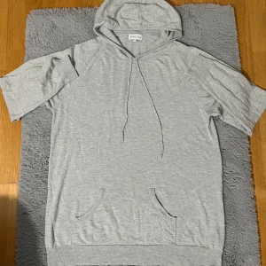 Davida Kashmir/silke hoodie - Hej! Säljer nu min otroligt stilrena och lätta hoodie från Davida Cashmere. Hoodien består av en silke och Kashmir blandning som bidrar till den otroligt lätta känslan när man bär klädesplagget. I sin gråa färg blir den perfekt till nästan alla outfits. Hoodien är nästintill oanvänd, med endast maximalt 10 användningar, då den är köpt ny, men pga passform och storlek så väljer jag att sälja den, då den förtjänar användning men nu hos någon annan. Kvitto finns, samt alla tags! Vid Frågor? Ställ!