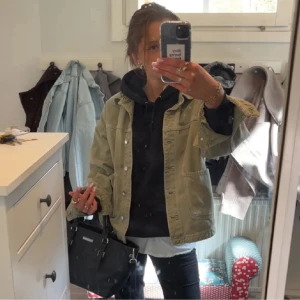 Zara jacka  - Säljer min zara jacka som är super trendig. Strl Xs 