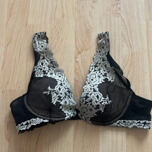 intimissimi bh - bh från intimissimi, säljer då den är för liten för mig, lappen är avklippt men det är storlek 75b