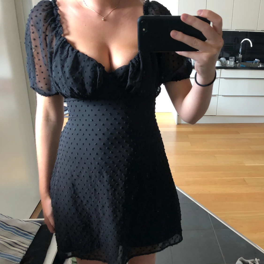 Svart prickig klänning - 1