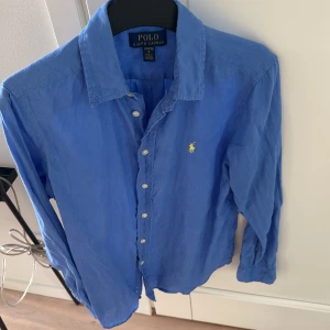 Ralph lauren skjorta - En rikigt fet linneskjorta som passar perfekt nu inför sommaren | fint skick o inga defekter🔥| kom privat vid funderingar eller eventuella frågor!😀